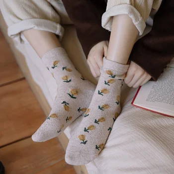 DaiShana 1 чифт Зимни дамски чорапи, Модни с цветна бродерия Жълти чорапи с къдри Harajuku Ретро Вълнен кашмир топли чорапи